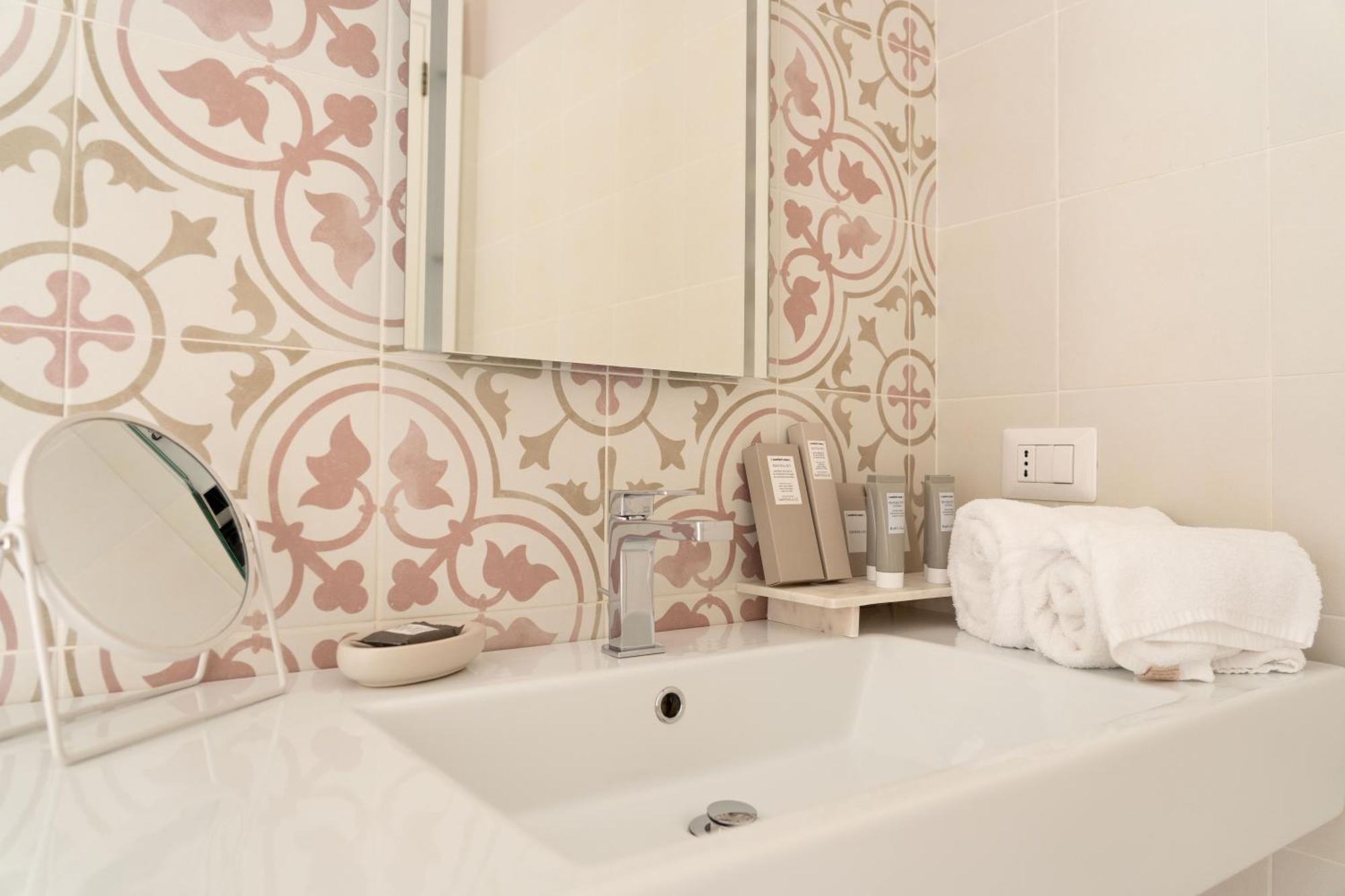 Le Tre Rondini Hotell Barletta Exteriör bild